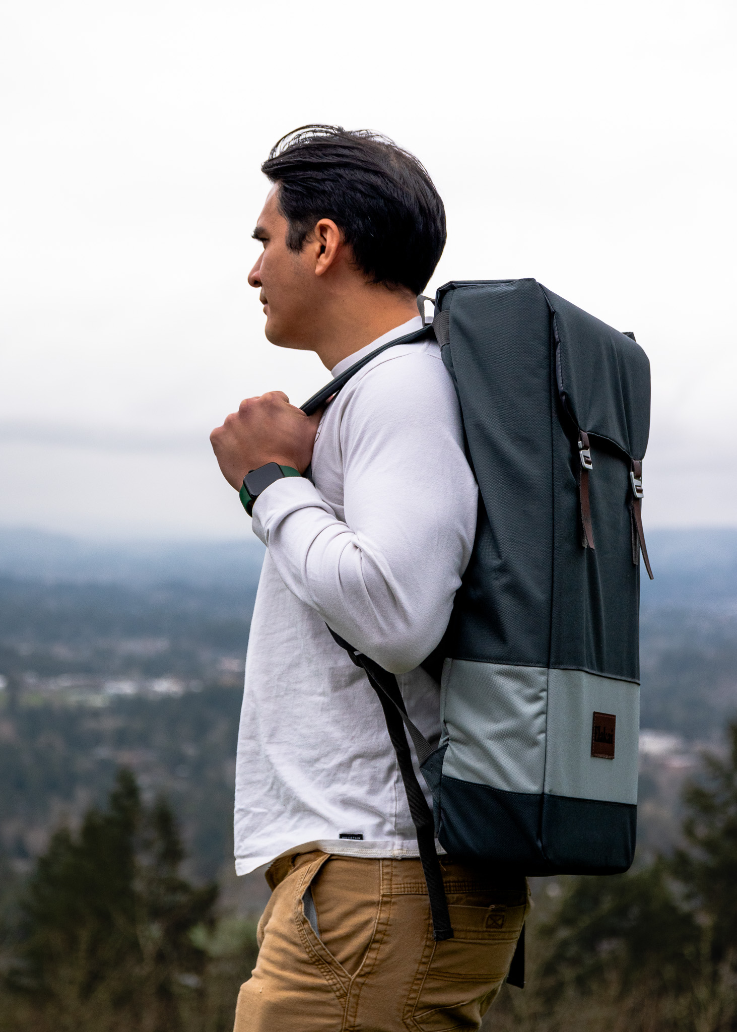 Product photo of Jay wearing the Elakai Outdoor backpack case for cornhole